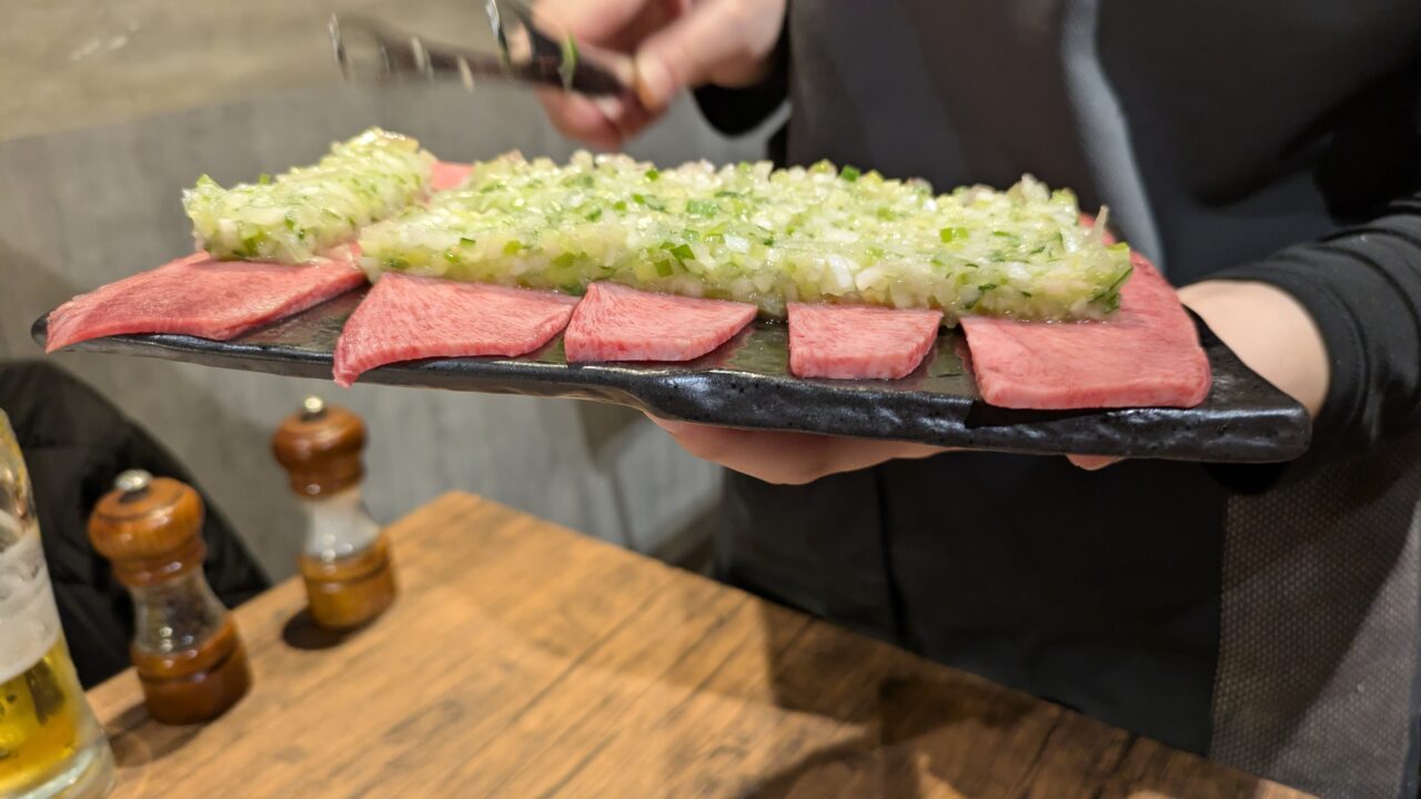 はやぶさのタタミねぎ牛タンはお店の方が焼いてくれます