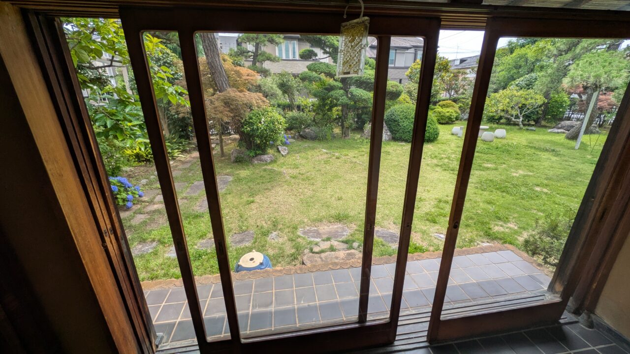 水木洋子邸の書斎から庭園を眺める