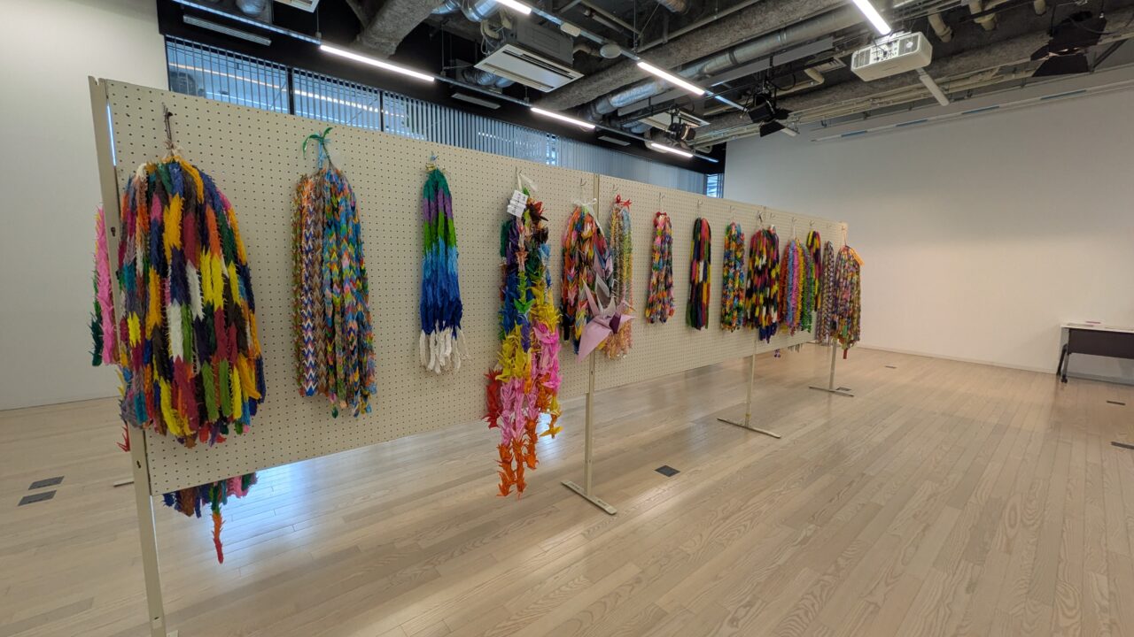 平和の折り鶴展の千羽鶴の展示