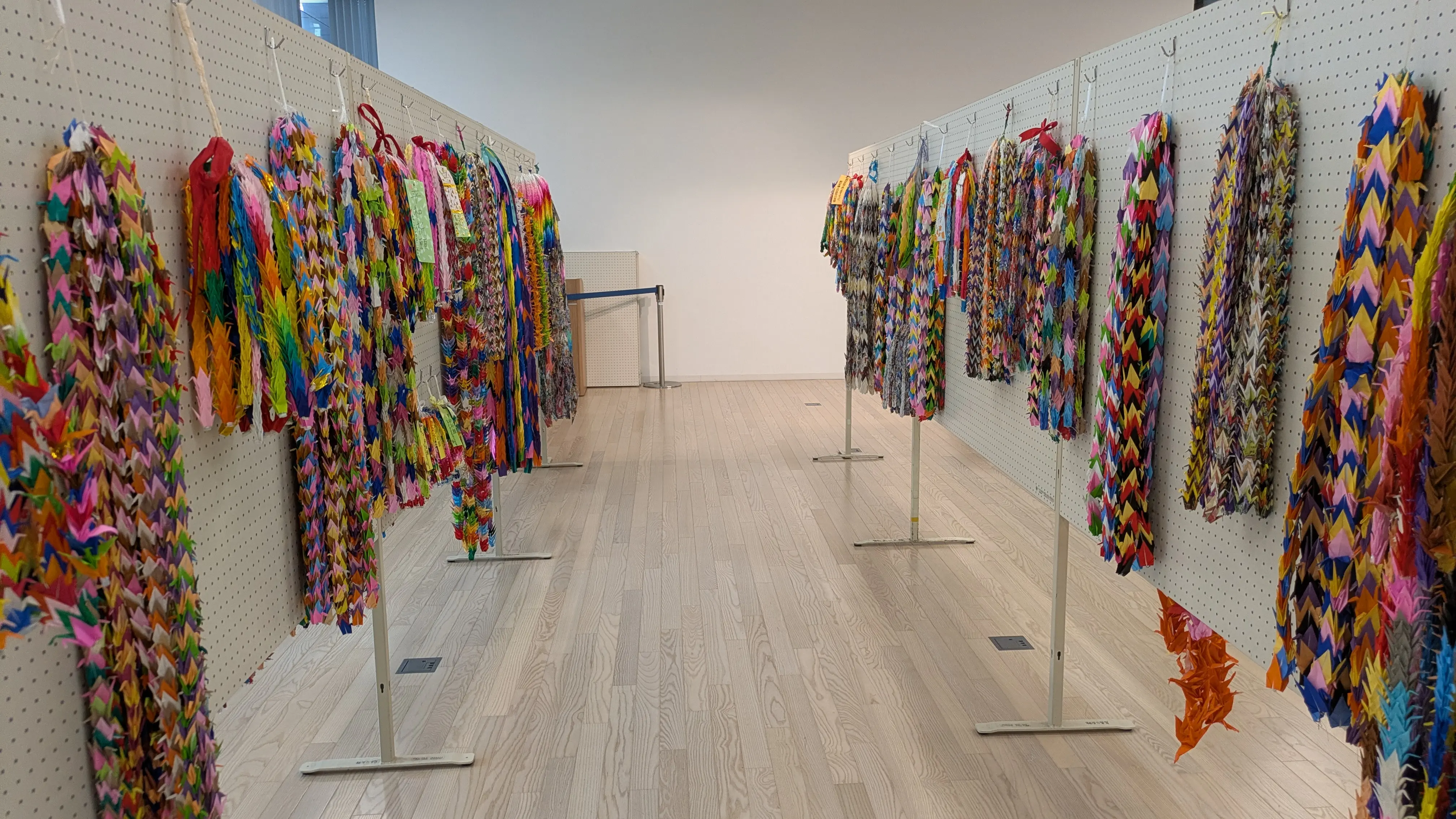 平和の折り鶴展の千羽鶴