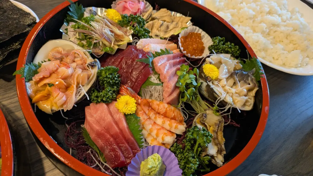 魚乙商店の刺身盛り合わせはボリューム満点