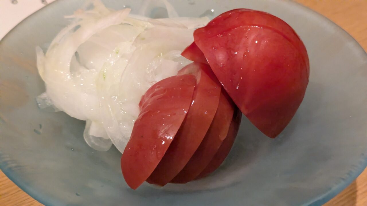 和菜結のアメーラトマトと新玉ねぎのオリーブオイルサラダ