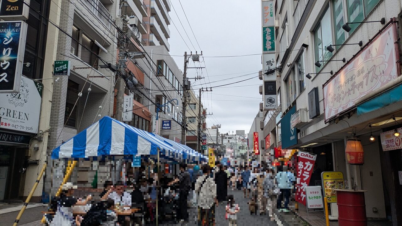 南八幡グルメストリートは大賑わい