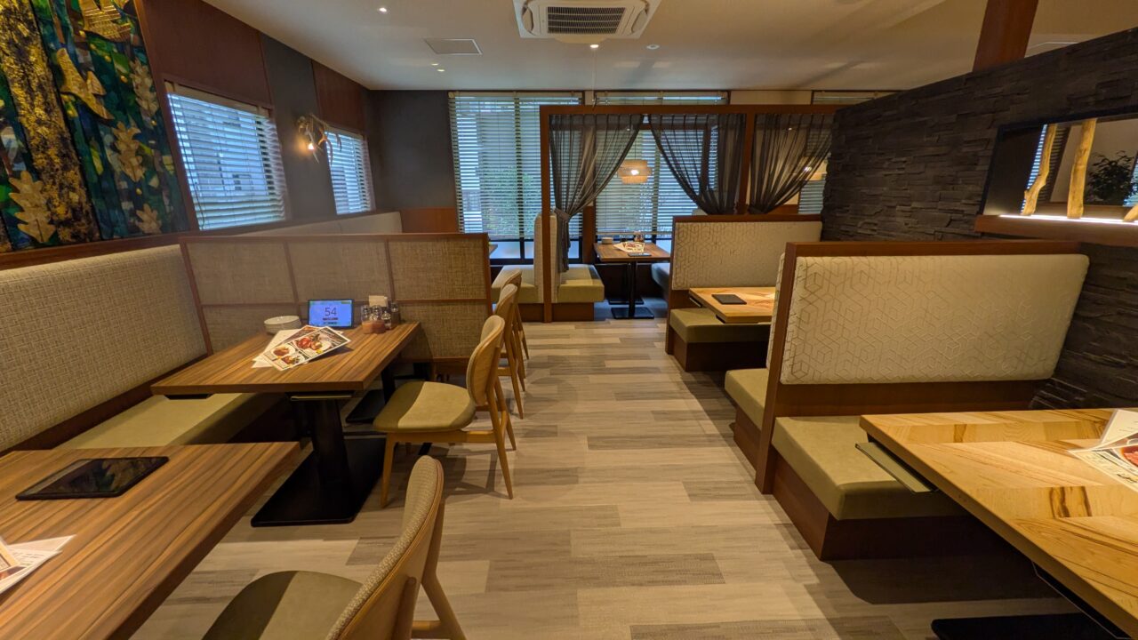 ペルティカ市川店のテーブル